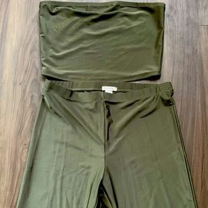 This item is very stretchy and it has never been worn.